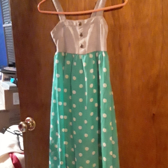 Dresses - Picture 1 of 8